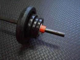 PISO ANTIDERRAPANTE TIPO ESPIGA INSTALADO EN UN GIMNASIO